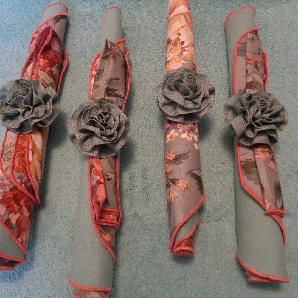 VINTAGE 90S MIXED FLORALS & SOLID SET OF 4 NAPKINS AND PLACE SETTINGS.